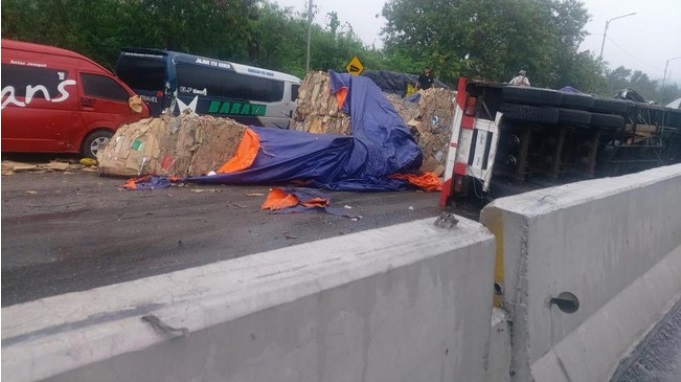 Satu Tewas dan Libatkan 17 Kendaraan Buntut Kecelakaan Tol Cipularang KM 92